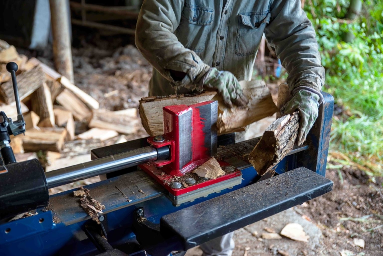Using a Log Splitter Vs Splitting by Hand How to Split Wood